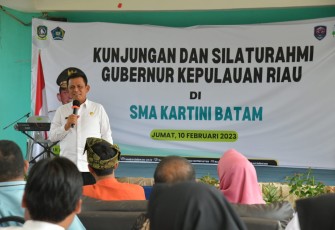Gubernur Kepulauan Riau H. Ansar Ahmad saat Kunjungi SMA Kartini Batam