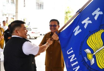 Walikota Bitung saat melepas mahasiswa