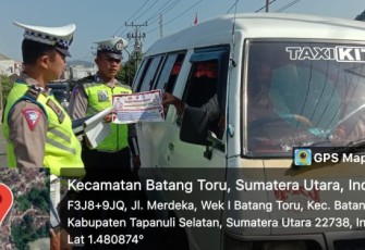 Guna meminimalisir angka kecelakaan, personel Polsek Batang Toru, menggelar aksi penempelan stiker dan pembagian brosur keselamatan berlalu lintas bagi pengguna jalan, Senin (20/3/2023) pagi.