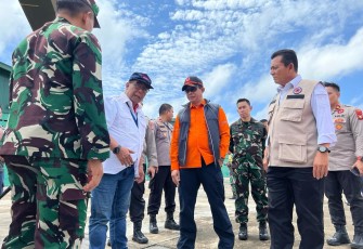 Kepala BNPB RI, Kapolda dan Danrem dan Gubernur Ansar saat akan Terbang ke Serasan Gunakan Helikopter BNPB 