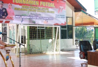 Kapolres, AKBP Imam Zamroni, SIK, MH, membuka Turnamen Futsal antar Bag, Satfung, dan Polsek jajaran Polres Tapanuli Selatan (Tapsel), Jumat (16/6/2023) sore.