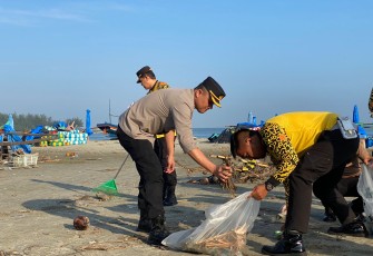 Polda Bengkulu dan Polresta Bersihkan Kawasan Pantai Zakat