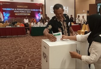 Simulasi pemungutan dan penghitungan suara di TPS untuk Pemilu 2024, di Hotel D'wangsa Lorin, Colomadu, Karanganyar, Selasa (26/12/2023)