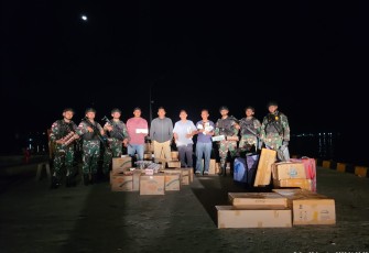 Personel Batalyon Komosit l/Gardapati saat Gagalkan Rokok illegal 