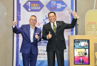 Bamsoet mendapatkan penghargaan Best Data and AI Governance (DG Awards) sektor Legislatif, di Jakarta, Rabu (22/11/23).