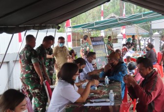 Personel Koramil Timika Laksanakan Pengamanan dan Penyaluran Bansos dari PPAD