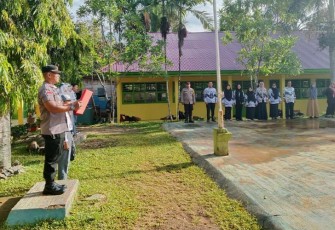 Kapolsek Pagar Jati Polres Bengkulu Tengah (Benteng) Polda Bengkulu IPDA Khalid Wahyudi, SH saat bertindak selaku Pembina Upacara di SMA NEGERI 04 Pagar Jati Bengkulu Tengah pagi hari ini Senin (16/01)