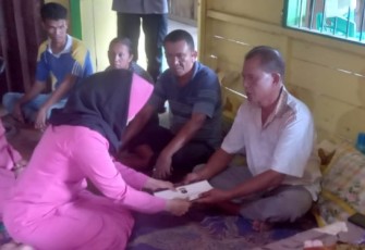 Ketua Bhayangkari Cabang Tapanuli Selatan (Tapsel), Ny Fitri Imam Zamroni, hadir langsung melayat ke Rumah duka anggotanya yang meninggal dunia, Jumat (28/7/2023)