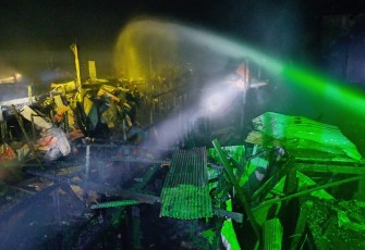 Gerak Cepat Babinsa Bantu Padamkan Kebakaran Rumah Warga