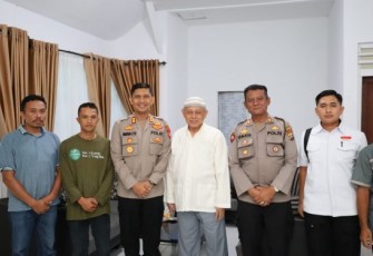 Kapolres Tapsel AKBP Imam Zamroni, SIK, MH, photo bersama Mayjen (Purn) MB Hutagalung. Suasana pemberian hibah itu, berlangsung dengan penuh kekeluargaan.