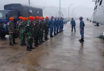 Prajurit Bantu Bencana Tanah Longsor di Pulau Serasan