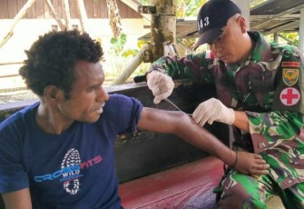 Satgas Yonif 143/TWEJ saat berikan pertolongan