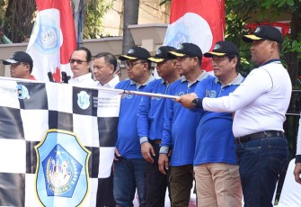 Danlantamal V saat Berangkatkan Peserta Karnaval Lamongan