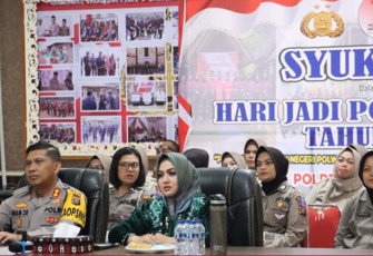 Ketua Bhayangkari Cabang Tapsel, Ny Fitri Imam, tampak mendampingi Kapolres dalam kegiatan Syukuran HUT Polwan ke-75 yang berlangsung secara virtual dari Polda Sumut di Aula Pratidina Mako Polres Tapsel, Senin (4/9/2023) pagi.