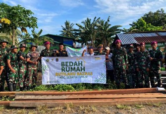 Prajurit TNI AL bedah rumah warga kurang mampu di Desa Tanjung Aru, Kec. Sebatik Timur, Nunukan, Kalimantan Utara pada pekan ini.