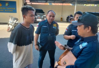 Achel bersama Kuasa Hukumnya saat mendatangi Polres Bitung untuk melaporkan kasus yang menimpanya ke Propam Polres Bitung
