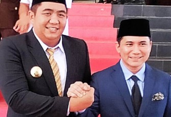 Bupati Bintan Roby Kurniawan saat bersama Ahdi Muqsith