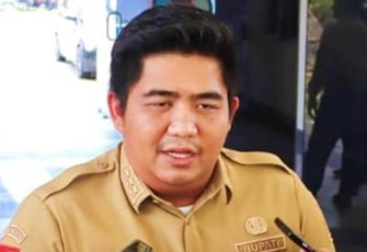 Bupati Bintan Roby Kurniawan saat diwawancarai Wartawan