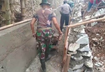 Babinsa Koramil 0801/10 Punung saat Karya Bakti Bangun Talud