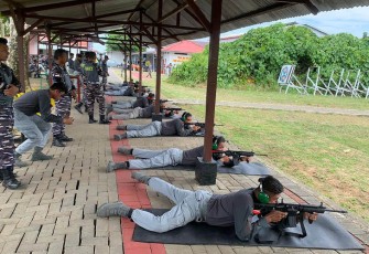Bakamla RI saat Latihan Menembak Personel Zona Bakamla Tengah