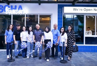 Bamsoet saat mengunjungi cafe SCHA Brasserie yang didirikan puterinya Saras Shintya Putri (Chacha) bersama beberapa alumni Fakultas Hukum Universitas Indonesia (FH-UI) Angkatan 2019 di Blackstone Garage Kebayoran Baru Jakarta, Senin (9/10/23).