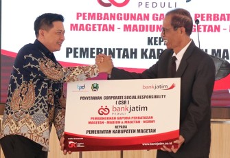 Penyerahan CSR di Pendopo Kabupaten Magetan secara simbolis oleh Pjs. Psd. Kom Eksternal Bank Jatim Bambang Supriadi mewakili manajemen kepada Bupati Magetan Suprawoto (21/3/ 2023).