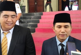 Ahdi Muqsith (kanan) didampingi Bupati Bintan Roby Kurniawan saat diwawancarai awak media, Kamis (24/08/2023).