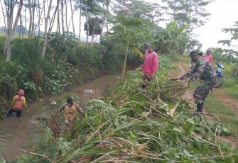 Sertu Suparno Bersama Warga saat kerja Bakti Bersihkan Bekas Penebangan Pohon