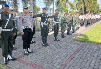 Personil gabungan saat mengikuti apel gelar pasukan