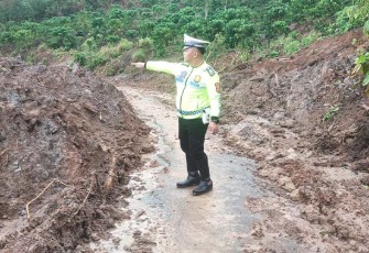 Petugas saat meninjau lokasi