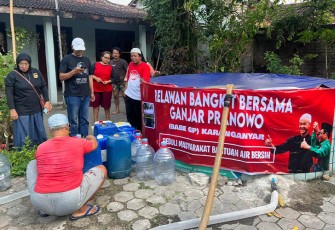 Relawan Bangkit Bersama Ganjar Pranowo (BABE GP) Karanganyar menyalurkan bantuan air bersih kepada warga terdampak kekeringan di Desa Bulurejo, Kecamatan Gondangrejo, Kabupaten Karanganyar, Minggu (29/10/2023).