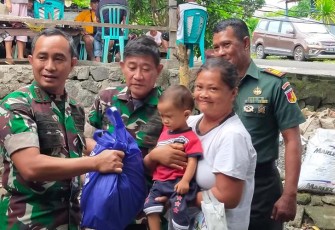 Dandim 1310/Bitung saat memberikan bantuan kepada anak asuh Stunting