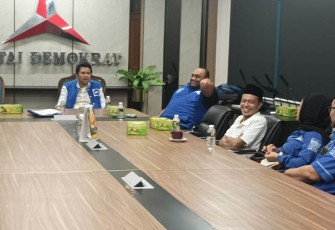 Ketua DPD Demokrat Jatim Emil Dardak meminta kader Demokrat di Jatim tetap fokus pada arahan DPP