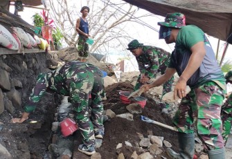 Satgas TMMD Ke-116 Kodim 1310/Bitung saat memasang baru pondasi RTLH