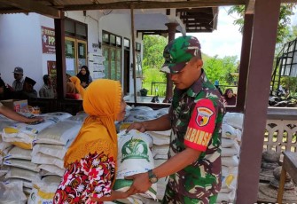 Penyaluran Bantuan Pangan Tahap II Alokasi Desember 2023 di Balai Desa Blendis Kecamatan Gondang Kabupaten Tulungagung Jawa Timur, Senin (11/12/2023).