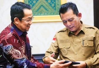 Gubernur Kepulauan Riau H. Ansar Ahmad saat menerima audiensi Kakanwil DJP Provinsi Kepri, Cucu Supriantna di Gedung Daerah, Tanjungpinang, Selasa (21/02).
