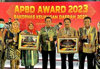 Gubernur Kepulauan Riau H. Ansar Ahmad saat menerima dua penghargaan dalam bentuk trofi dan piagam dari Wakil Menteri Dalam Negeri RI John Wempi Wetipo dalam acara APBD Award 2023 di Mercure Convention Center Ancol, Jakarta, Kamis (16/03). 