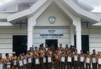 Penyerahan Lencana Khusus Kades Desa Mandiri