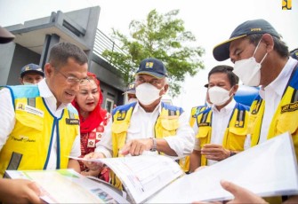 Menteri Basuki saat memberikan instruksi jajarannya dalam penanganan banjir di Semarang Jawa Tengah, Selasa (3/1)
