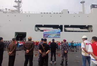 KRI Makassar-590 Kirim Logistik Ke Karimun Jawa