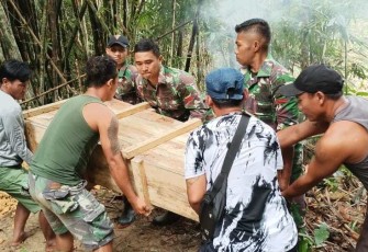 Satgas perbatasan bantu proses pemakaman warga