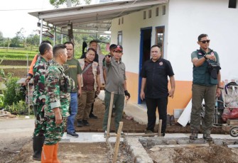 Kepala Badan Nasional Penanggulangan Bencana Letjen TNI Suharyanto (topi hitam) melakukan peninjauan pembangunan rumah di Kp Cipetir, Desa Ciwalen, Cianjur, Jawa Barat, Jumat (6/1).