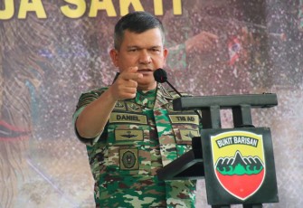 Pangdam I/BB Mayjen TNI Achmad Daniel Chardin saat memberikan arahan prajurit Yonif 131/Braja Sakti di Payakumbuh, Jum'at (6/1)