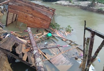 Karya bakti bersihkan material puing 