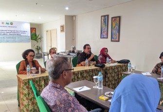 Bupati Blora Arief Rohman dan Wabup Tri Yuli Setyowati saat rakernis dengan PT ABGS dan Universitas Gajah Mada Jogjakarta.