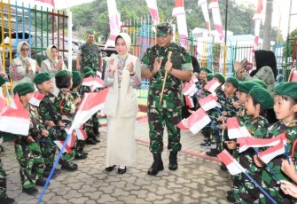 Danrem 023 KS Kolonel Inf Dodi Triwinarto bersama Ketua Persit Koorcabrem 023 PD I/BB saat peresmian gedung TK Kartika I-46 Sibolga. Senin (9/1)