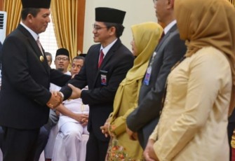 Gubernur Ansar saat Kukuhkan Mardiyanto Arif Rakhmadi sebagai Kepala Perwakilan BPKP Kepri