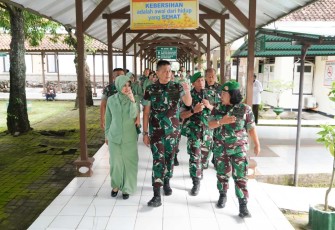 Pangdam IX Udayana Mayjen TNI Sonny Aprianto saat mengunjungi Rumkit Tk. II Udayana 
