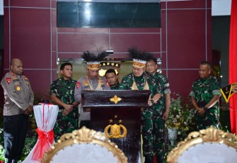 Kasal Laksamana TNI Muhammad Ali saat mendampingi Panglima TNI Laksamana Yudo Margono resmikan gedung Polda Papua