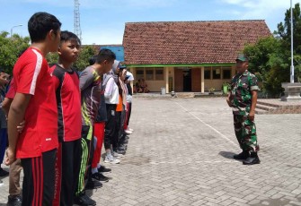 Latihan Baris Berbaris Pelajar SMP